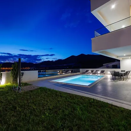 Villa Navis In - Haus Fuer 8 Personen Rogotin