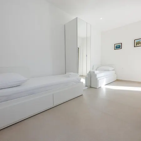 Navis In - Haus Fuer 8 Personen Rogotin