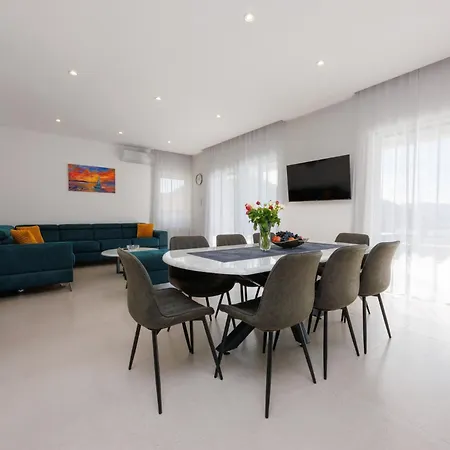 Villa Navis In - Haus Fuer 8 Personen